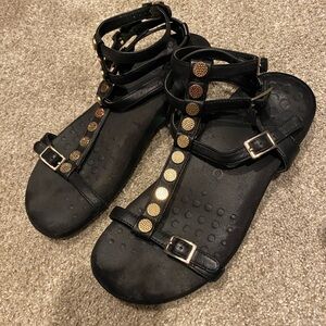Black Vionic sandals.  Gladiator style with 3 straps. Size 8
Comfy and cute.